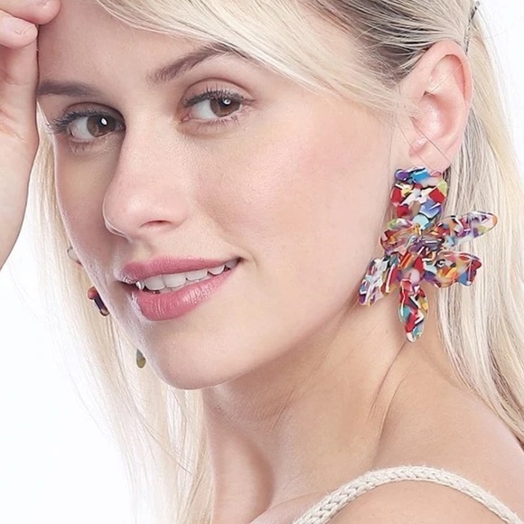 RESTOCKED Paper Lily Earrings in Blond Tortoise - Picture 8 of 8